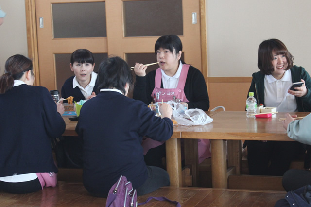 ムクの木をふんだんに使い、まるで我が家のように居心地の良い食堂